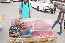 Afrique du Sud : Le pasteur fait son évangélisation dans un cercueil

