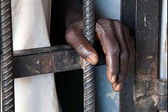 Yopougon: Un individu arrêté avec le cadavre d'un enfant dans le dos Yopougon: Un individu arrêté avec le cadavre d'un enfant dans le dos