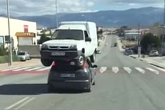 (Vidéo) Espagne : Le toit d'une voiture utilisée pour dépanner une camionnette (Vidéo) Espagne : Le toit d'une voiture utilisée pour dépanner une camionnette