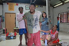 Thaïlande : Pornchai, géant de 2 m 68 terrassé par la maladie