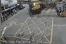 (Vidéo) Brésil: Il manque de se faire renverser par un train... et continue sa route sans s'en rendre compte
