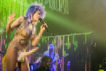 (Photos) Miley Cyrus débarque sur scène seins à l’air et godemiché géant entre les jambes 