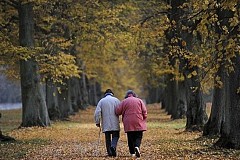 Se sentant seul, un couple de 95 ans appelle la police pour les inviter à boire le thé