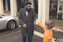 Etats-Unis: Un enfant de 7 ans offre l'argent de sa tirelire à une mosquée vandalisée