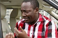 Un pasteur du Kenya dit délivrer les femmes en embrassant leur sein Un pasteur du Kenya dit délivrer les femmes en embrassant leur sein