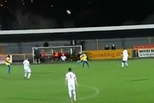 (Vidéo) Il veut dégager le ballon et marque contre son camp à cause du vent