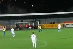 (Vidéo) Il veut dégager le ballon et marque contre son camp à cause du vent (Vidéo) Il veut dégager le ballon et marque contre son camp à cause du vent