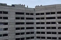 (Vidéo) Elle survit miraculeusement à une chute de 9 étages (Vidéo) Elle survit miraculeusement à une chute de 9 étages