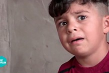 (Vidéo) Capturé par Daesh, un enfant pleure pour voir des vidéos de décapitation