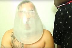 (Vidéo) Condom Challenge: Le nouveau défi (débile et dangereux) des réseaux sociaux (Vidéo) Condom Challenge: Le nouveau défi (débile et dangereux) des réseaux sociaux
