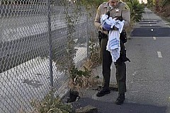 Etats-Unis : Deux policiers sauvent un bébé enterré vivant