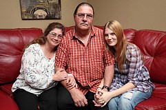 (Vidéo) À 60 ans, ce pasteur épouse sa copine enceinte de 19 ans avec la bénédiction de sa femme (Vidéo) À 60 ans, ce pasteur épouse sa copine enceinte de 19 ans avec la bénédiction de sa femme
