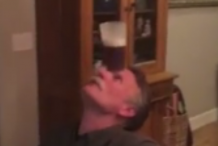 (Vidéo) Il boit une bière sans les mains, après un exercice de contorsion