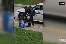 (Vidéo) Etats-Unis: La photo d'un policier faisant le lacet d'un jeune garçon touche les internautes