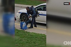 (Vidéo) Etats-Unis: La photo d'un policier faisant le lacet d'un jeune garçon touche les internautes (Vidéo) Etats-Unis: La photo d'un policier faisant le lacet d'un jeune garçon touche les internautes