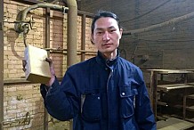 (Photos) Il assemble une brique de 7kg en aspirant l’air pollué de Pékin durant 100 jours