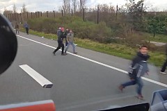 (Vidéo) Un chauffeur routier licencié après avoir tenté d'écraser des migrants le long de la route 