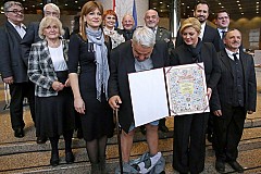 Croatie: La présidente lui remet un diplôme, il perd son pantalon Croatie: La présidente lui remet un diplôme, il perd son pantalon