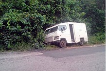 Azaguié / Un fourgon de transport de fonds attaqué par un commando : plus de 160 millions de Fcfa emportés, des blessés