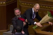(Vidéo) Bagarre générale au Parlement ukrainien
