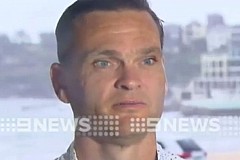 Australie : Un requin bondit sur son surf Australie : Un requin bondit sur son surf