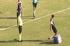 (Vidéo) Il prend un carton rouge et pète les plombs
(Vidéo) Il prend un carton rouge et pète les plombs