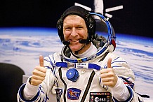 Un astronaute compose un faux numéro: «Bonjour, est-ce bien la Terre?»
