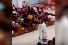 (Vidéo) Philippines: Ce prêtre disait la messe sur un hoverboard, il a été suspendu