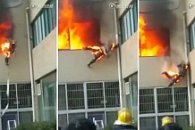 (Vidéo) Chine : Un pompier saute d’un appartement en feu