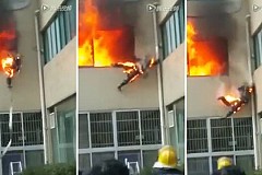 (Vidéo) Chine : Un pompier saute d’un appartement en feu (Vidéo) Chine : Un pompier saute d’un appartement en feu
