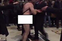 (Vidéo) Italie : Un homme s'introduit nu au sein de la Basilique Saint-Pierre (Vidéo) Italie : Un homme s'introduit nu au sein de la Basilique Saint-Pierre