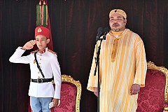 (Vidéo) Maroc: Le jeune prince héritier n’apprécie pas les baisemains