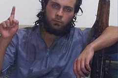 Un djihadiste exécute sa propre mère en public