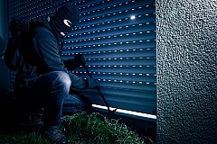 Des cambrioleurs appellent la police, menacés par leur victime Des cambrioleurs appellent la police, menacés par leur victime