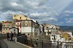 Italie: un village vieillissant lance un défi à la mort Italie: un village vieillissant lance un défi à la mort