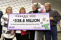 Etats-Unis: Un couple remporte officiellement 528 millions de dollars au jackpot du siècle