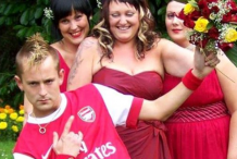 Il se marie avec l’équipement complet d’Arsenal !