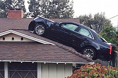 Montpellier: Une voiture quitte la route et se retrouve... sur le toit d'une maison Montpellier: Une voiture quitte la route et se retrouve... sur le toit d'une maison