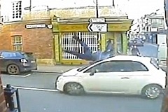 (Vidéo) Angleterre : Violente collision entre un homme et une voiture