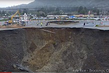 (Vidéo) Un énorme trou avale une autoroute dans l'Oregon