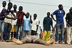 Angré: Il poignarde un élève et se fait tuer par une foule Angré: Il poignarde un élève et se fait tuer par une foule