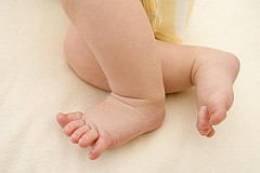 Ivre et en colère, une femme jette son bébé contre un mur
Ivre et en colère, une femme jette son bébé contre un mur