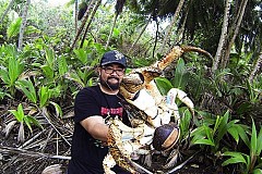 Tranquillou, il prend une photo avec un crabe géant Tranquillou, il prend une photo avec un crabe géant