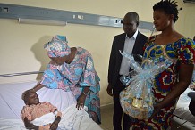 La ministre Mariatou Koné au chevet d'une victime de guerre de 8 ans touché par un éclat d'obus en 2011