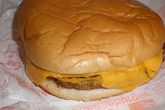 Décédé en voulant prouver qu’il pouvait avaler un cheeseburger en une seule bouchée

