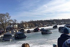 Des voitures garées sur un lac gelé coulent après un dégel