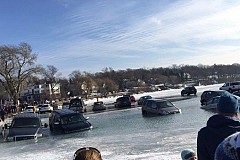 Des voitures garées sur un lac gelé coulent après un dégel Des voitures garées sur un lac gelé coulent après un dégel