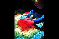 Il crée un bac à sable qui change de couleur en fonction des constructions de son fils