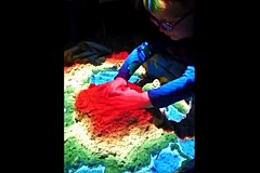 Il crée un bac à sable qui change de couleur en fonction des constructions de son fils Il crée un bac à sable qui change de couleur en fonction des constructions de son fils