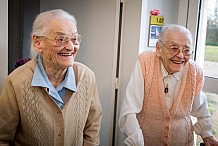 France : Des soeurs jumelles fêtent leurs 208 ans
